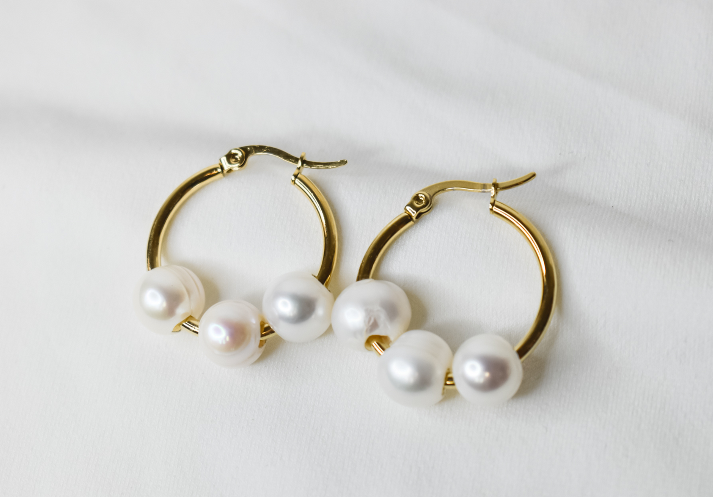 LUISA - NATURAL WHITE PEARLS x 14K GOLDFILLED MINI HOOP EARRINGS