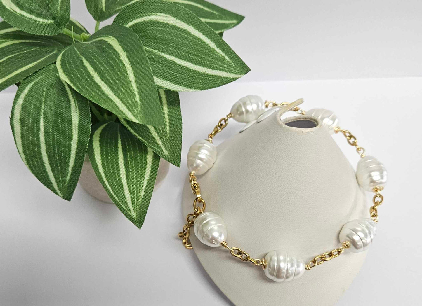 Premium White Shell Pearl Bracelet