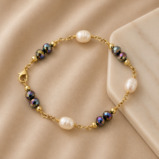 Norah - Off-white Freshwater Pearl Bracelet mixed with opal