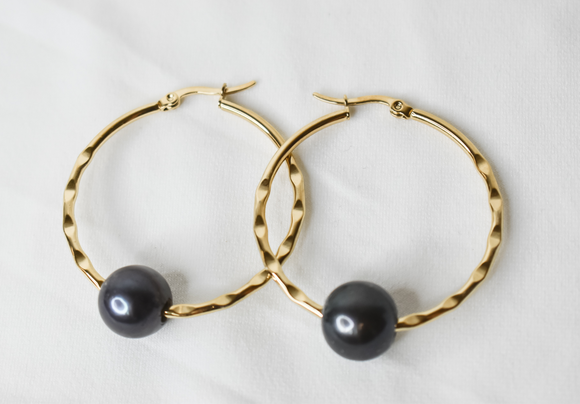 LAYLA - NATURAL BLACK PEARL x 14K GOLDFILLED HAMMERED EARRINGS