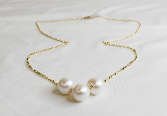 MELODY - NATURAL WHITE ROUND PEARL FLOATER NECKLACE (14K GOLDFILLED)