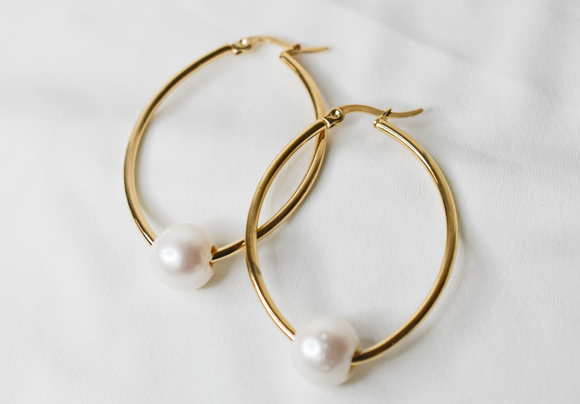 LIANNA - NATURAL WHITE PEARL x 14K GOLDFILLED OVAL HOOP EARRINGS