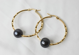 LAYLA - NATURAL BLACK PEARL x 14K GOLDFILLED HAMMERED EARRINGS