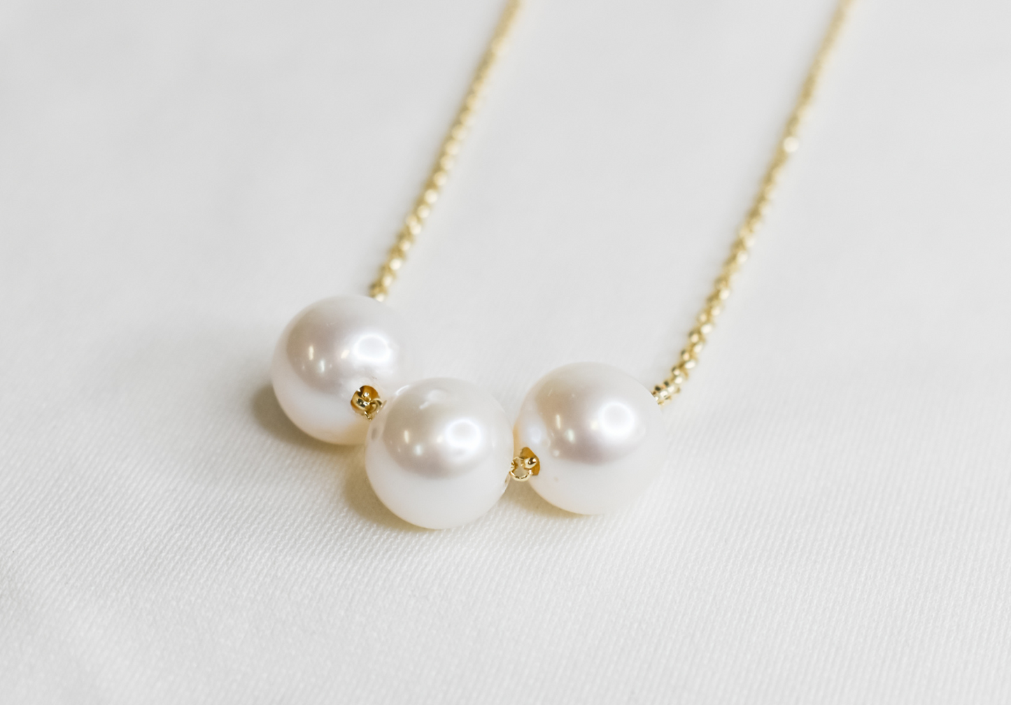 MELODY - NATURAL WHITE ROUND PEARL FLOATER NECKLACE (14K GOLDFILLED)