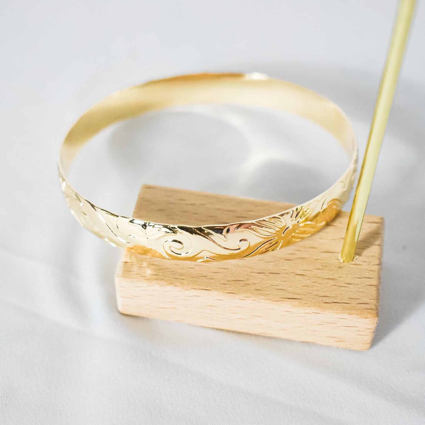 SINALEI - Brand New Island Style Tribal Pattern Gold-Filled Bangle