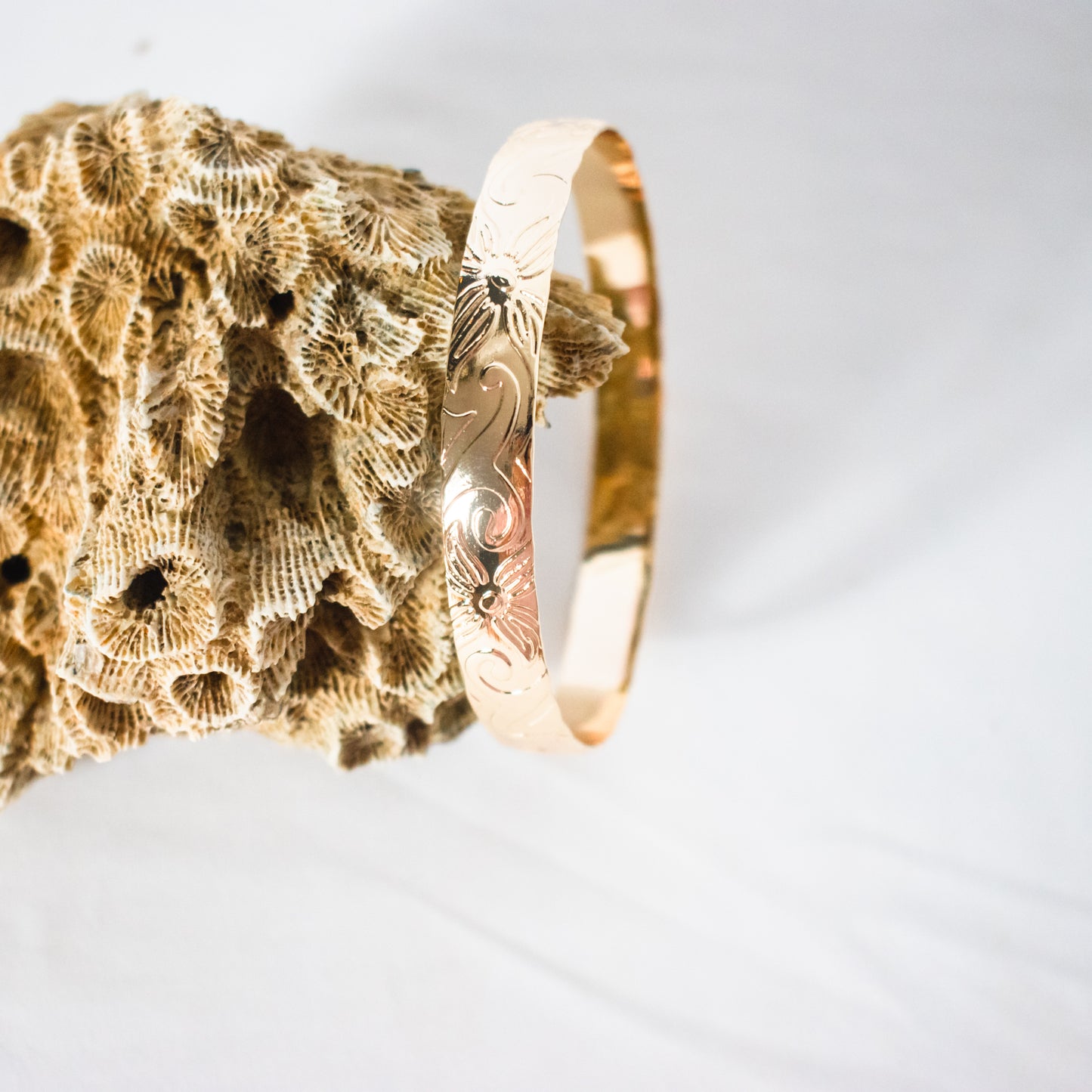 SINALEI - Brand New Island Style Tribal Pattern Gold-Filled Bangle
